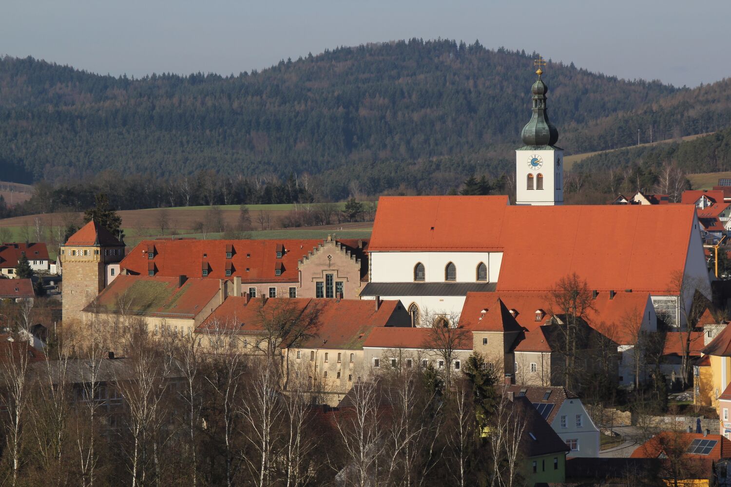 Pfarrkirche St.Josef und Neues Schloss